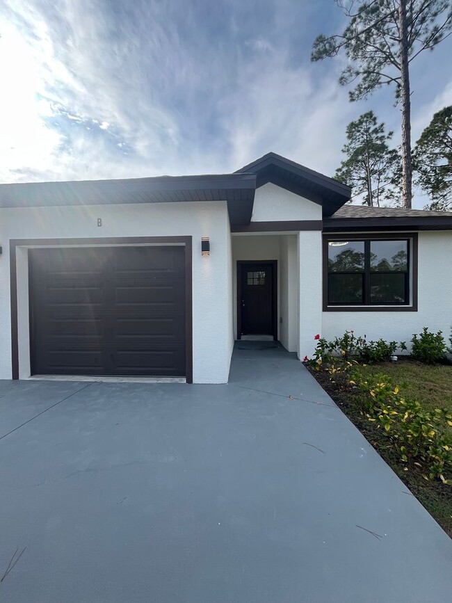 Foto del edificio - BEAUTIFUL BRAND NEW DUPLEX!!