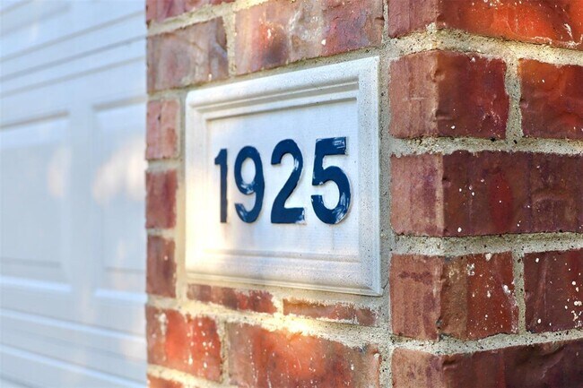 Building Photo - 1925 Spencer Ln