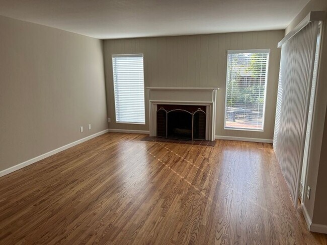 Foto del edificio - Desirable Los Altos Neighborhood