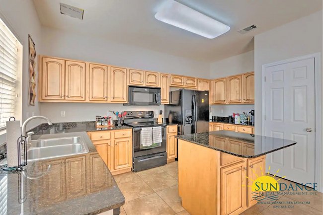 Building Photo - Beautiful 3 Bedroom Townhouse near Hurlbur...