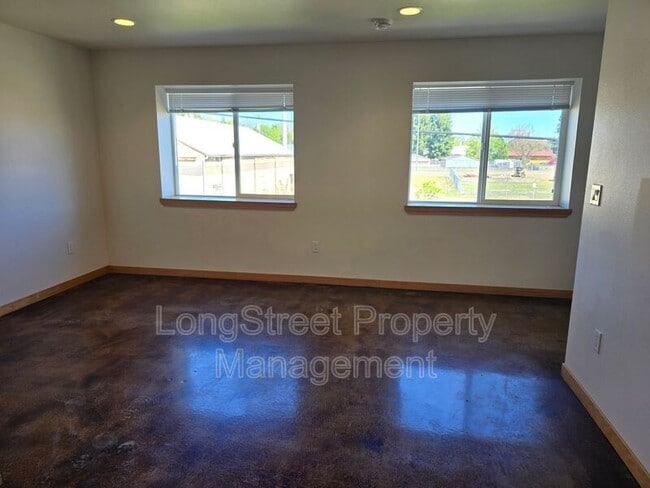 Foto del edificio - 132 SW Avery Ave