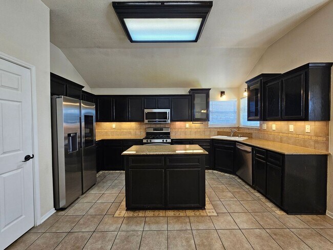 Foto del edificio - AVAILABLE NOW!