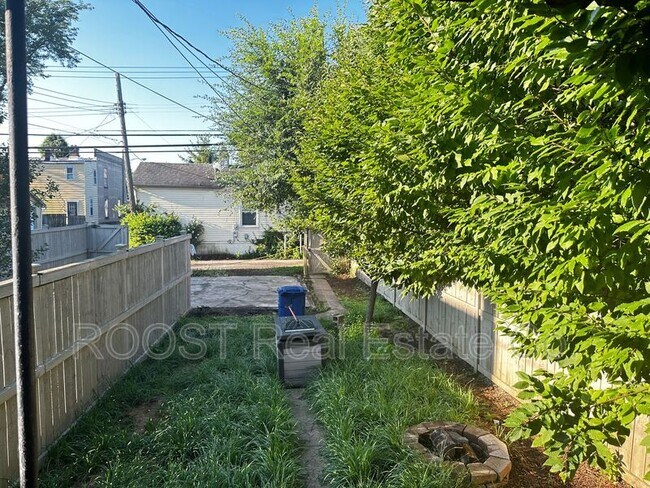 Building Photo - 305 E Whittier St