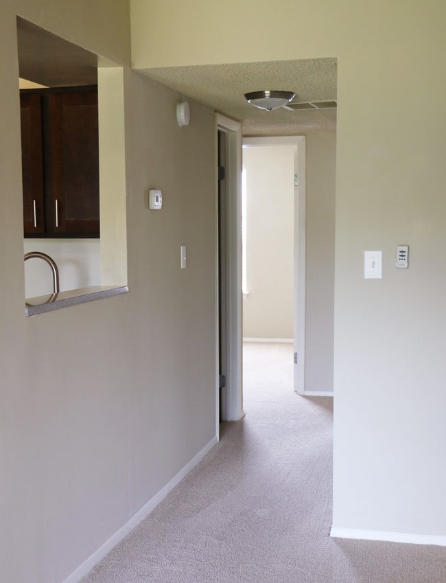 Aria Apartment Homes Apartments Virginia Beach Va P Through From Kitchen To Living Area Aria Apartment Homes