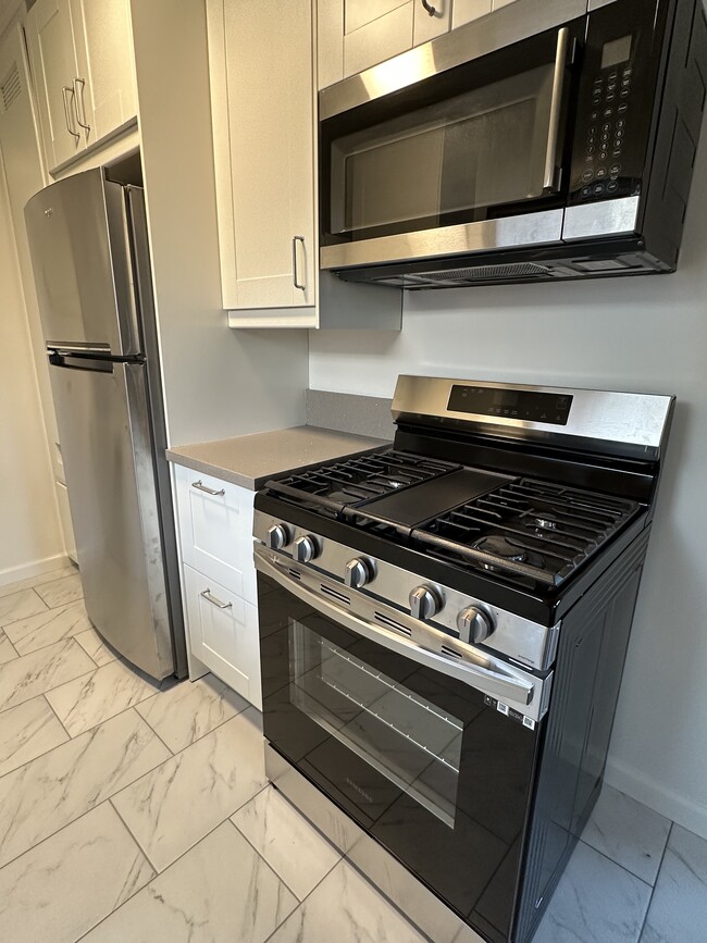 New stainless appliances - 2725 Obama Blvd