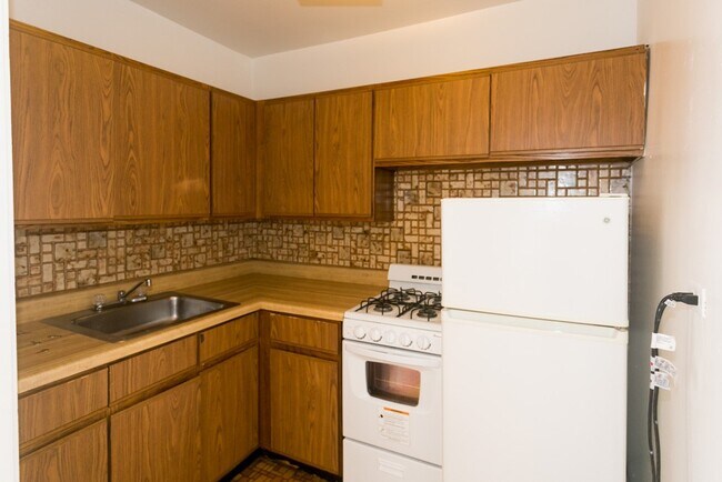 Building Photo - 629 W Belmont Ave