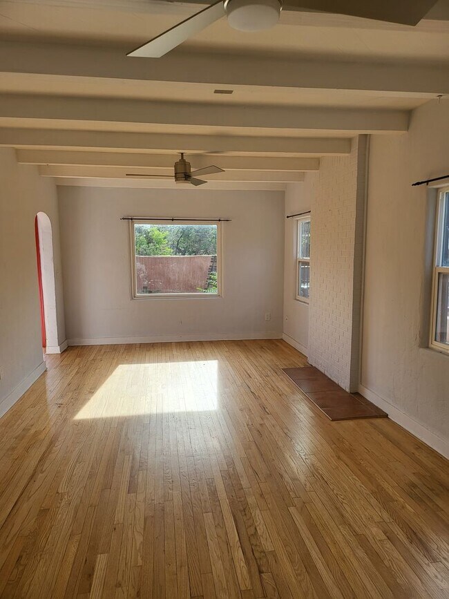 Building Photo - NOB HILL 2 Bedroom 1 Bath 828/sf