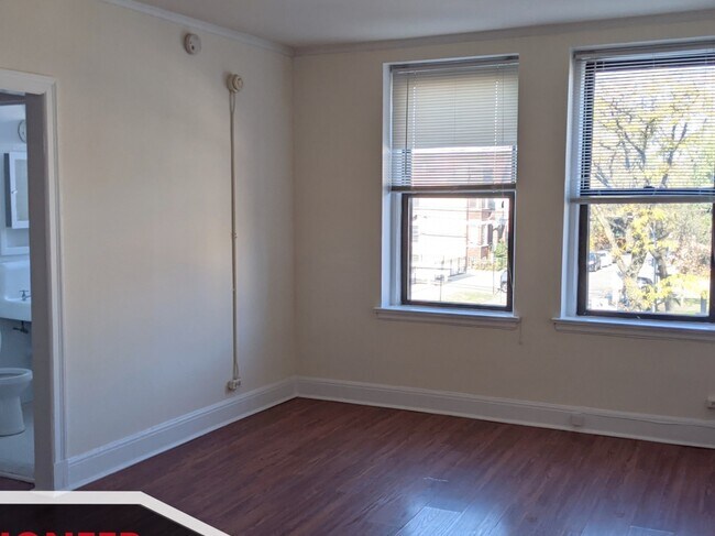 Building Photo - 3335 W Diversey Ave