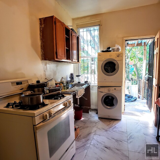 Foto del edificio - 2 BEDROOM IN BROOKLYN WITH BACKYARD!!