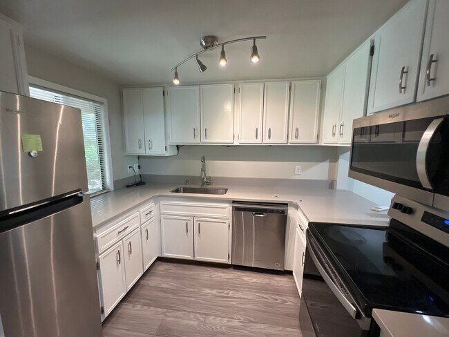 Building Photo - 2 Bedroom/ 1 Bath Unit- Available Sept 20,...