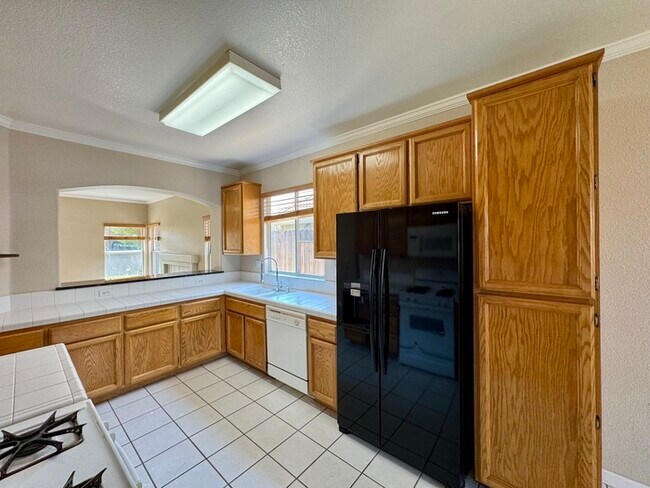 Foto del edificio - Beautiful 3 Bed / 2 Bath Home with 2-Car Garage in Roseville