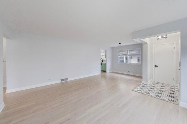 Building Photo - 710 S Hawthorne Ave