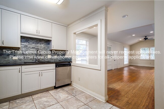 Building Photo - Large 2/1 Quiet Street