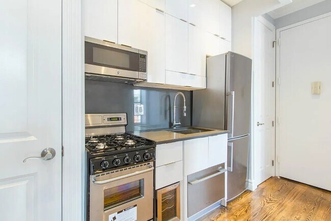 Foto del edificio - 214 E 9th St