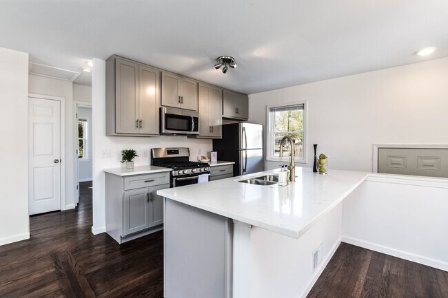 Building Photo - U. City - Beautiful Rehabbed home for rent