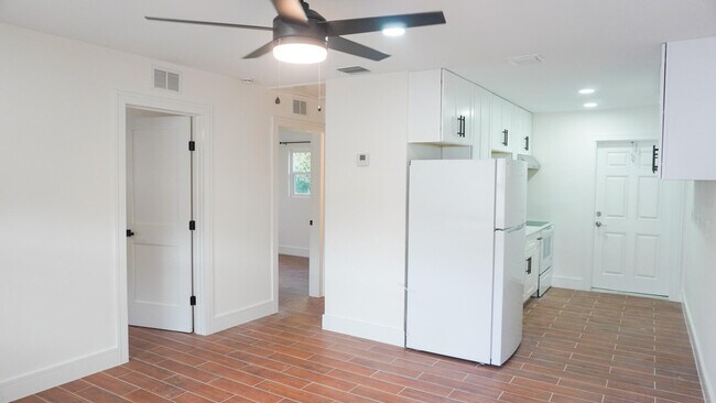 Building Photo - 1414 Ave I