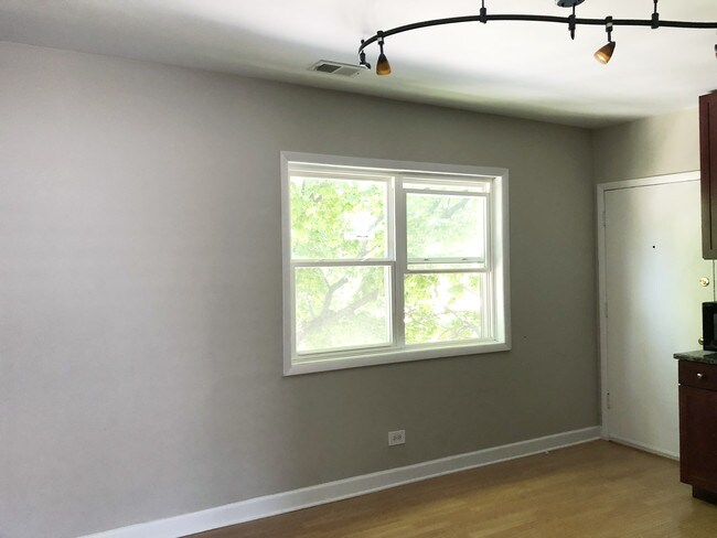 Kitchen Empty - 2658 W Rascher Ave