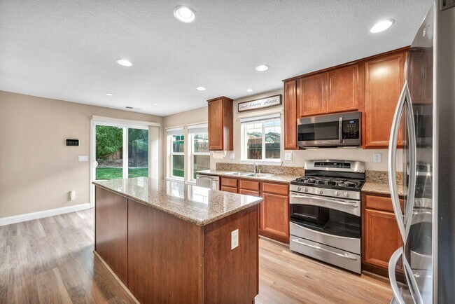 Foto del edificio - Currently being enjoyed by another resident - Available for move-in April 5th. Accepting tours fo...