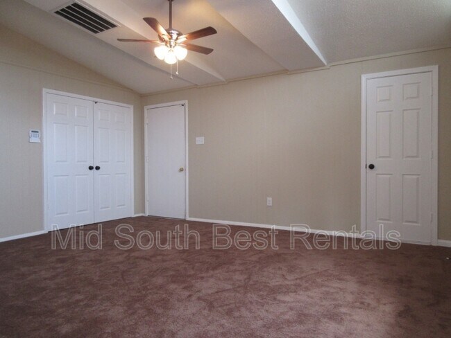 Foto del edificio - 1557 Gowan Dr