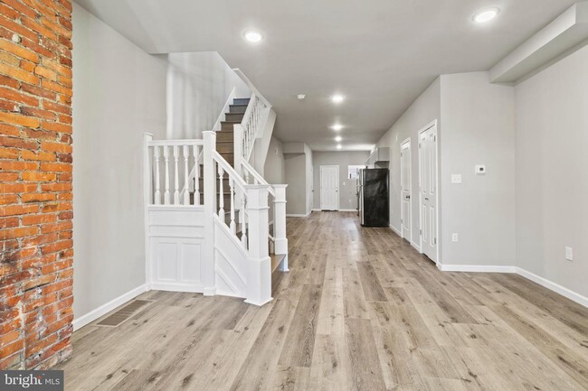 Building Photo - 5712 Larchwood Ave