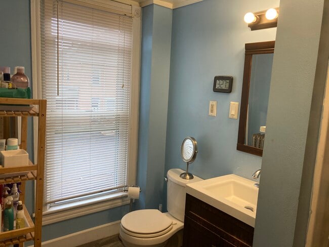 Baño - 220 W Main St