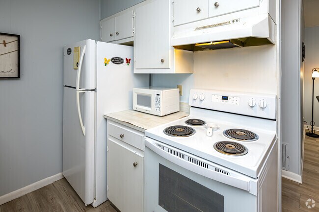 1 habitación, 1 baño - 750 pies cuadrados - Cocina - Green Acres Apartments