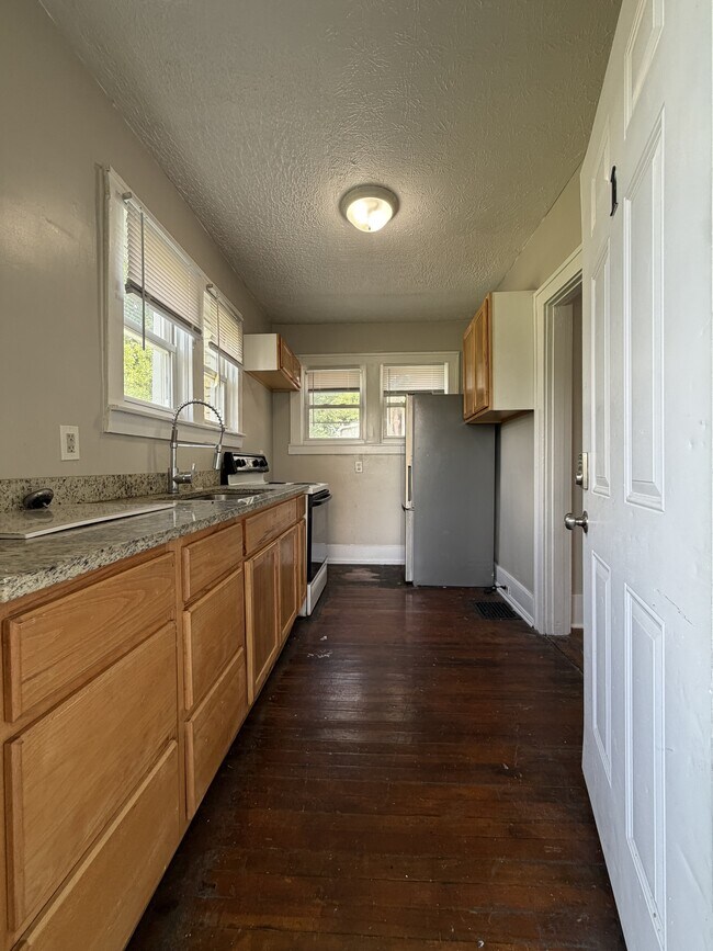 Building Photo - 724 S 38th St