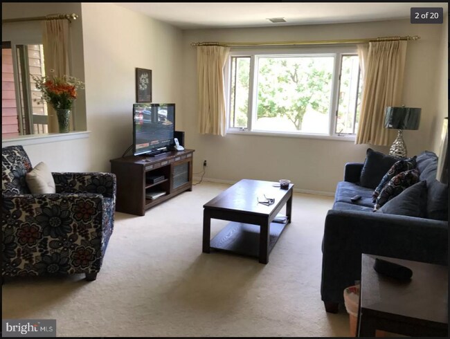 Building Photo - 3227 Sayre Dr