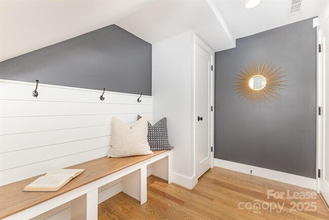 Foto del edificio - 2523 Irwin Strm Rd