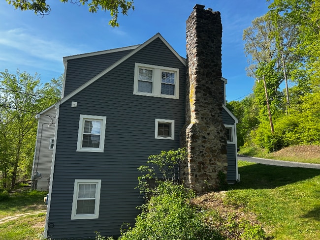 Building Photo - 395 Old Waterbury Rd