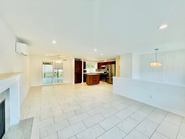 Building Photo - Beautifully Renovated 5 Bedroom House with Large Yard!