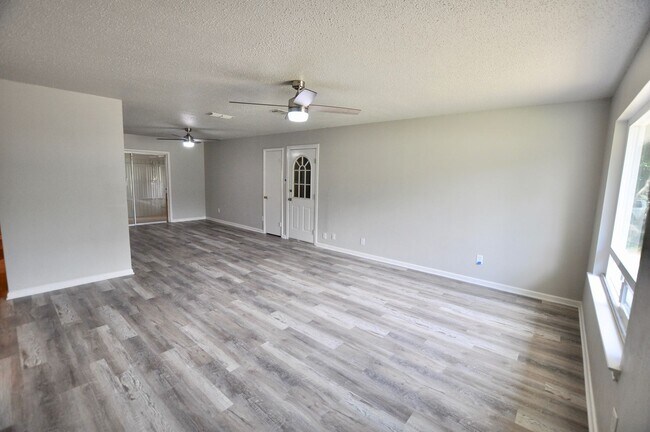 Building Photo - COMING SOON! FOR LEASE! Nice Remodeled - 3...