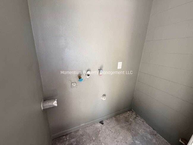 Building Photo - Cute & Quaint 2 Bedroom in Tampa!! READY NOW!!