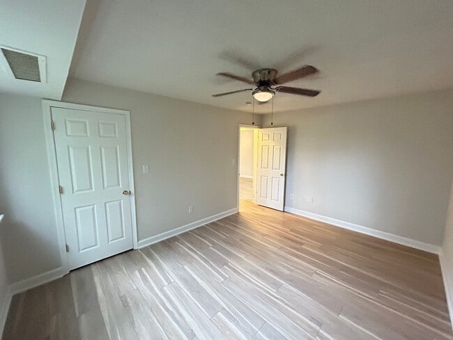 Building Photo - Renovated 1 bdrm, 1 bath Apt