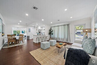 Building Photo - 722 SW 25th Pl