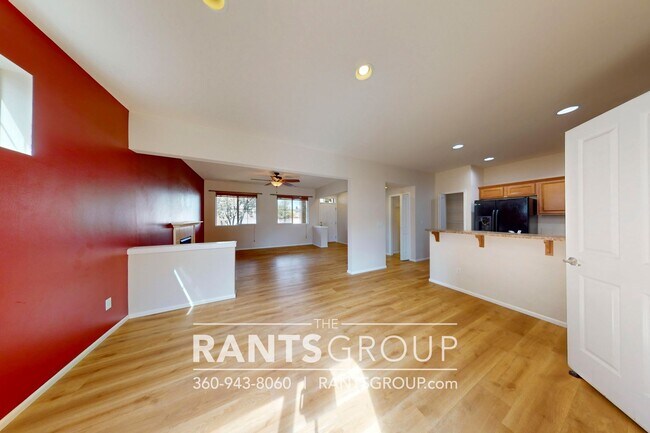 Foto del edificio - Close to JBLM! New paint, open living spac...
