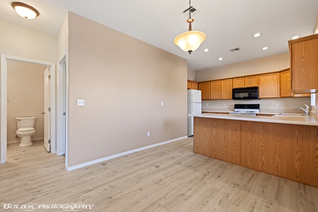 Building Photo - 724 Hardy Way