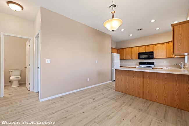 Foto del edificio - 724 Hardy Way