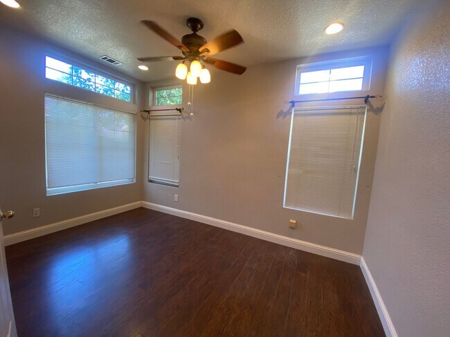 Foto del edificio - 3 Bedroom Home With A Bonus Room Downstair...