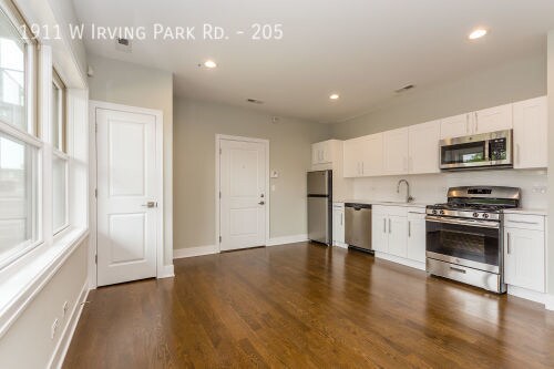Building Photo - Newly Renovated Luxury 1 Bed Steps From Br...