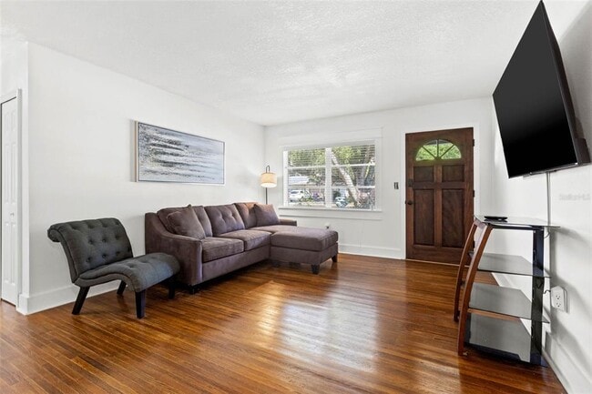 Building Photo - 104 N Cirus Ave