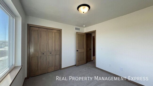 Foto del edificio - 3 Bed 2.5 Bath Townhome in West Sioux Falls