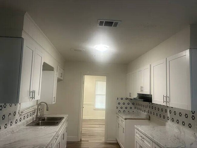 Foto del edificio - 637 Briarcliff Cir