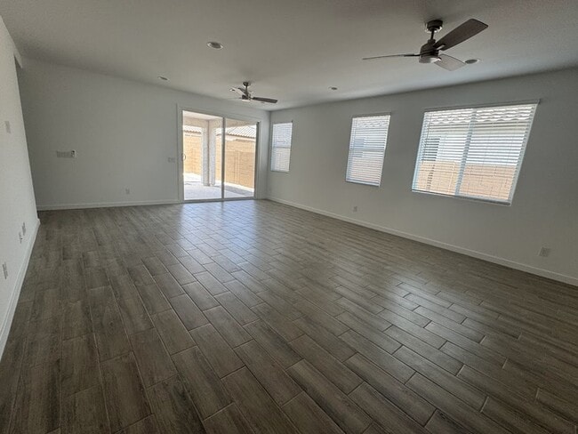 Foto del edificio - East Mesa New 4-bedroom