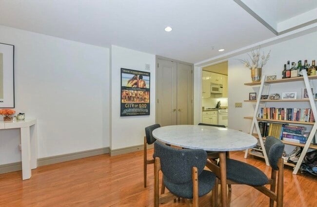 Building Photo - 2 Avery St