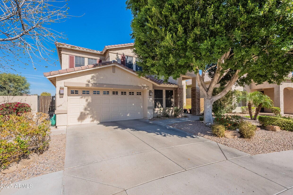 Primary Photo - 2418 E Glass Ln
