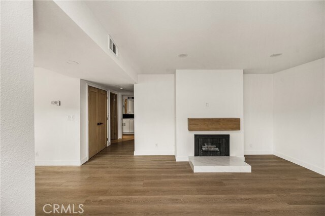 Building Photo - 2565 Santa Ana Ave