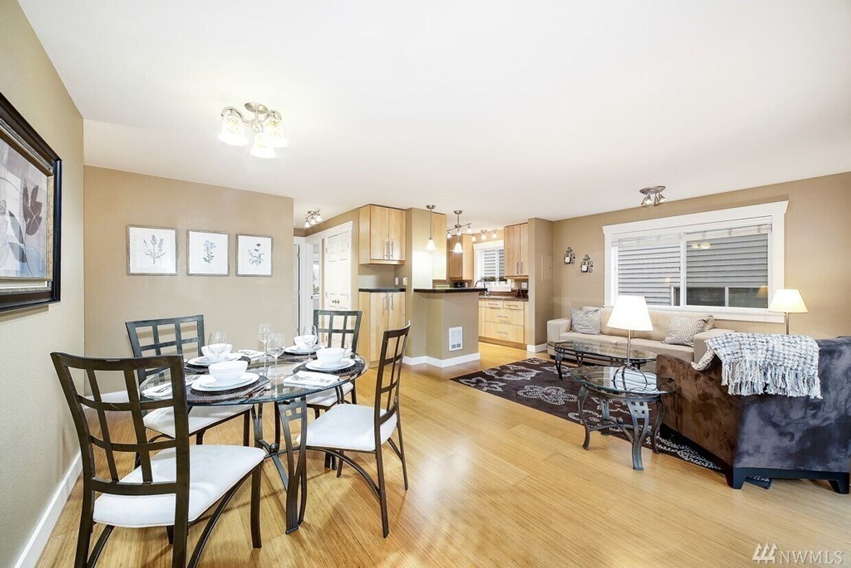 Primary Photo - AVAILABLE AUGUST 1ST >> Beautiful Fully Re...