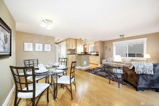 AVAILABLE AUGUST 1ST >> Beautiful Fully Re... - AVAILABLE AUGUST 1ST >> Beautiful Fully Re... Apartment