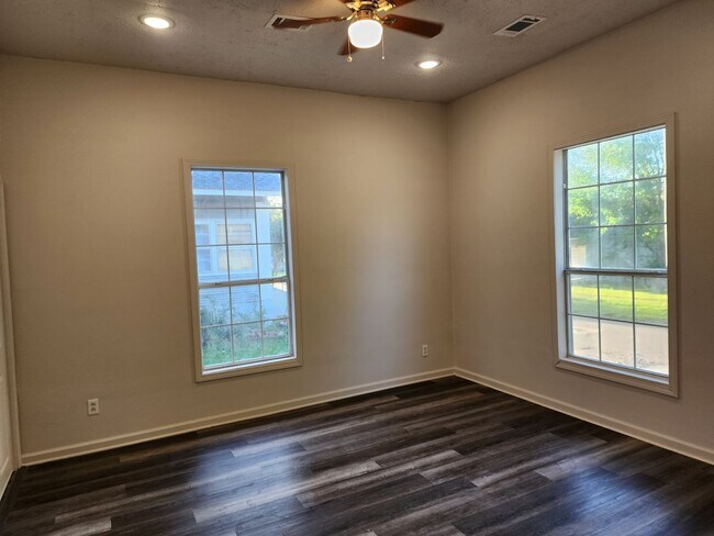 Foto del edificio - 4 Bed / 3 bath Downtown Jonesboro